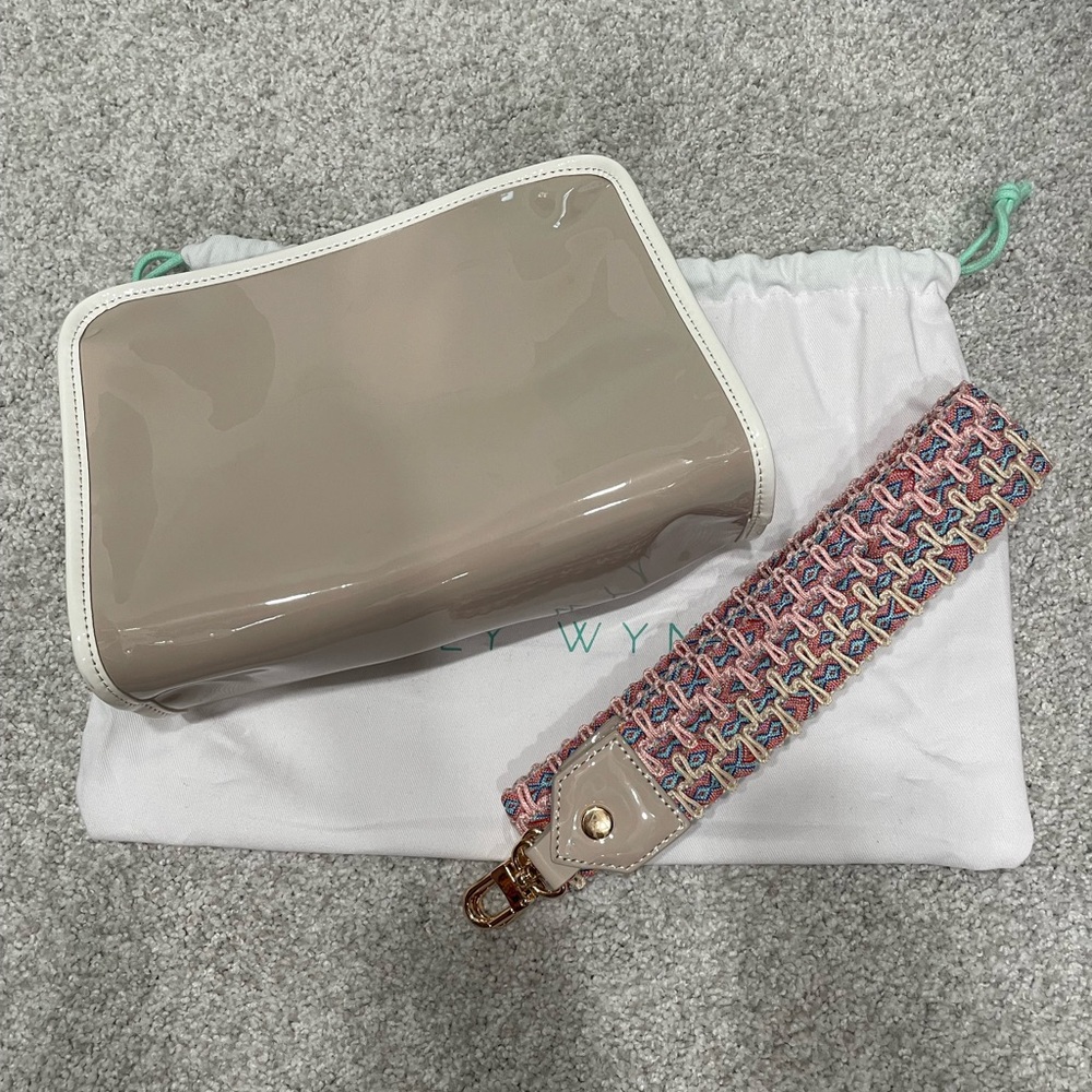 Kelly Wynne Crossbody Bag